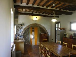 基亚恩尼Villa Campo的厨房以及带木桌的用餐室。