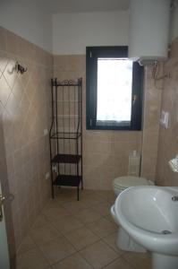 瓦雷多利亚Valledoria 2 Apartments的一间带卫生间、水槽和窗户的浴室