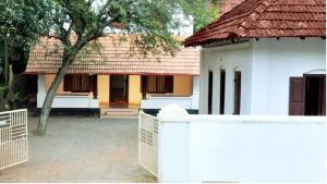 德里久尔Wariyam Heritage的房屋前的白色围栏