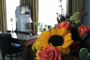 匹兹堡普里奥里酒店的花瓶里一束花在桌子上