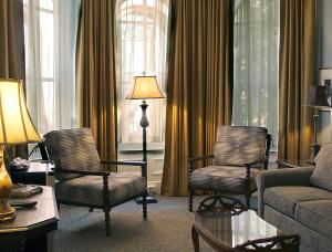 匹兹堡普里奥里酒店的客厅配有两把椅子和一张沙发