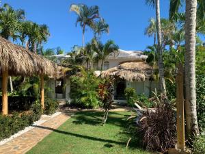 拉斯特拉纳斯拉托尔图加酒店的棕榈树海滩上的房子