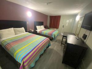 福雷斯特城DIAMOND INN的酒店客房设有两张床和电视。