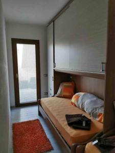 瓦雷多利亚Apartment - Il Paradiso - where dreams come true的一间小卧室,配有床和窗户