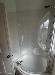 伦敦Beautiful ground floor garden flat的白色的浴室设有浴缸和水槽。