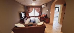BārbārLuxury holiday villas in Bahrain for Families的带沙发和钢琴的客厅
