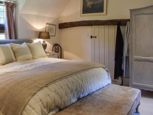 Holmbury Saint MaryChapel Cottage,的一间卧室设有一张大床和一扇门