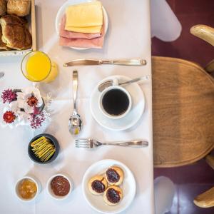 蒂尔卡拉Bella Tilcara Boutique Hotel的一张早餐桌,包括一杯咖啡和糕点
