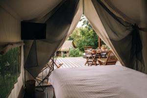 马里博尔Luxury vineyard resort Chateau Ramšak的帐篷,配有床和露台桌子