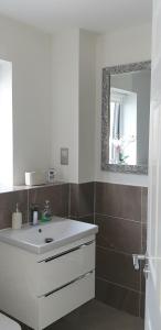 多诺赫Luxurious First Floor Flat的浴室设有白色水槽和镜子