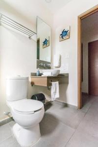 坎昆Viento Suites Cancún的浴室配有白色卫生间和盥洗盆。