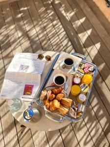 土伦加考尼西贝斯特韦斯特酒店的一张桌子,上面放着一盘食物和两杯咖啡