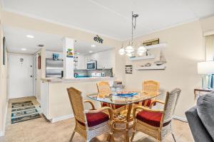 圣奥古斯丁海滩Unit 5211 - Ocean Racquet Resort的用餐室以及带桌椅的厨房。
