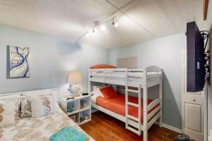 圣奥古斯丁海滩3118 Near Ocean 1st Floor SE的一间卧室配有两张双层床。