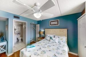 圣奥古斯丁海滩3118 Near Ocean 1st Floor SE的一间卧室配有一张床和吊扇