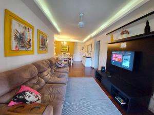 里约热内卢Apartamento Praia da Barra的带沙发和平面电视的客厅