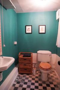 切尔滕纳姆The Snicket - Traditional Cotswold Home的一间带卫生间和水槽的浴室