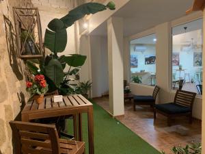 卡尔佩Hostel SEA&DREAMS Calpe的桌子和椅子上种植植物的房间