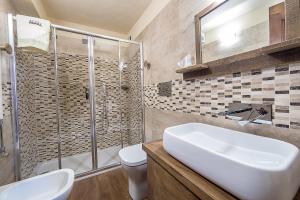 奥斯塔多莫斯蒂卡奥斯塔酒店的一间带水槽、淋浴和卫生间的浴室