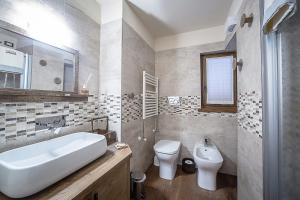 奥斯塔多莫斯蒂卡奥斯塔酒店的浴室配有白色水槽和卫生间。