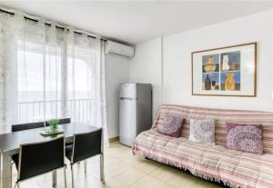 艾姆布里亚布拉瓦Apartamento vistas panorámicas的客厅配有沙发和桌子