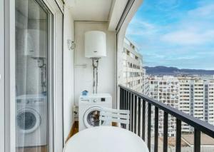艾姆布里亚布拉瓦Apartamento vistas panorámicas的市景阳台配有洗衣机。
