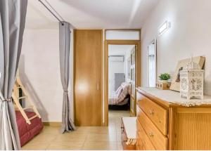 艾姆布里亚布拉瓦Apartamento vistas panorámicas的一间卧室配有梳妆台和一张位于客房内的床
