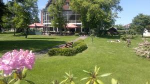Gerswalde海伦斯廷斯赫劳斯酒店的建筑前带长凳的公园