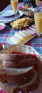 Le ChatelardLES TOURISTES的一张桌子,上面放着一盘食物,包括面包和奶酪