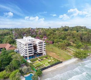 梅尔皮姆Mae Phim Escape Beachfront Apartments的海滩上的度假村的空中景致