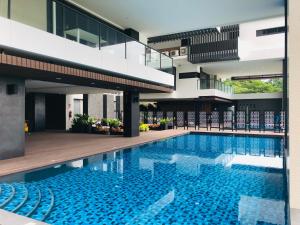 梅尔皮姆Mae Phim Escape Beachfront Apartments的一座建筑物中央的游泳池