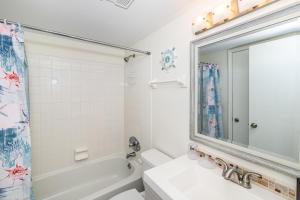 圣奥古斯丁海滩Unit 4307 - Ocean Racquet Club的带浴缸、水槽和镜子的浴室