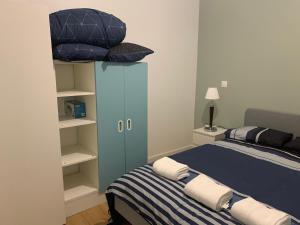 帕艾维坡斯特Appartement T2 Paray vieille poste的一间卧室配有床和带枕头的蓝色橱柜