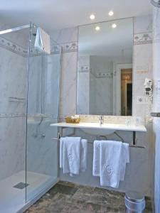 巴利亚多利德精品大教堂酒店的带淋浴和毛巾水槽的浴室