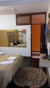 波尔图波尔图里亚德旅馆的带两张床和镜子的客房