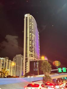好莱坞Hyde Resort Oceanview Luxurious 2-Bedroom PH 6Pax的一座高大的建筑,晚上有灯
