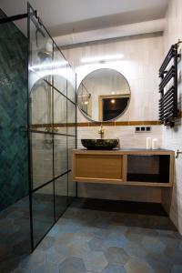 克拉科夫Sunny Apartment Lwowska 10的一间带水槽和镜子的浴室