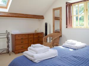 TalleyBarn Cottage的一间卧室配有两张床和白色毛巾。