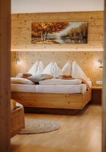 弗拉绍堡恩霍夫安特比契尔酒店的卧室设有两张床铺和木墙
