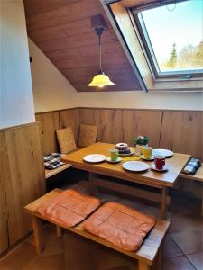 希格斯多夫Pension Ober的一间带桌子和窗户的用餐室