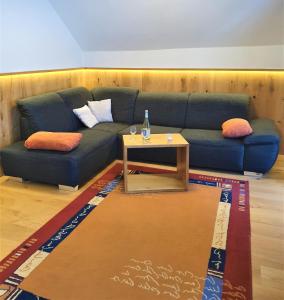 希格斯多夫Pension Ober的客厅配有蓝色的沙发和桌子