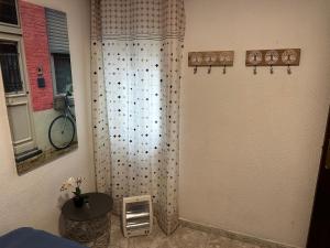 卡马斯Sevilla Apartamento en Camas a minutos del centro de Sevilla Wifi的一间带窗帘的淋浴的浴室