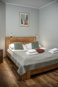 格但斯克Royal Gdansk的一间卧室配有一张大床和两个枕头