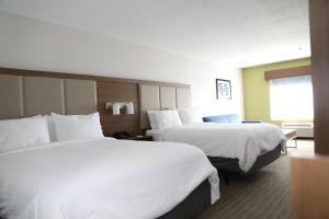 阿尔伯克基阿尔伯克基机场智选假日套房酒店 的酒店客房设有两张床和窗户。