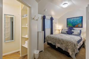 卡幽卡思Coastal Coziness的一间小卧室,配有一张床和镜子