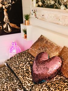 KentIbiza Casa的配有一张带心枕的华盖床的房间