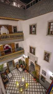 非斯Riad Green House的大型客房的上方景色,设有楼梯