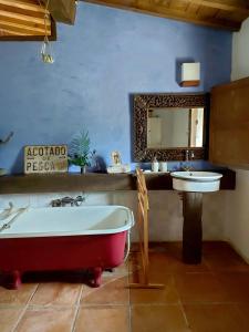 AragosaCasa Corazón de piedra en el Río Dulce的带浴缸和盥洗盆的浴室