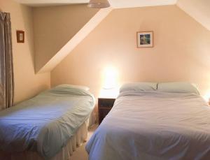 塔伯特Tigh Mairi的阁楼上的卧室配有两张床