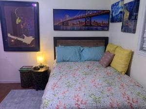 土桑Casa de Basswood的一间卧室配有一张床和一个带灯的床头柜